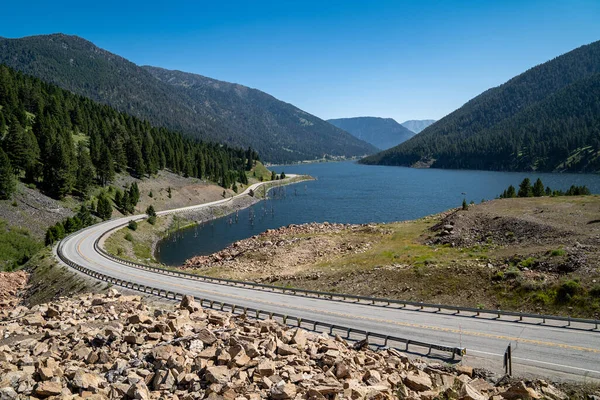 Earthquake Lake Montana Musim Panas Adegan Dengan Jalan Raya Lihat — Stok Foto
