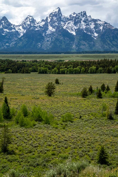 Grand Teton Ulusal Parkı 'ndaki Teton Point Katılım Manzarası Wyoming' deki güzel ve engebeli dağların