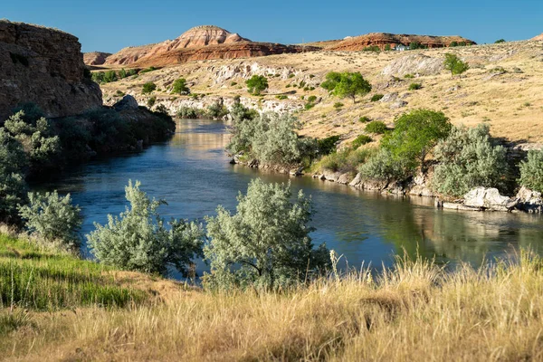Bighorn Nehri, Thermopolis, Wyoming 'deki Hot Springs Eyalet Parkı' ndan geçiyor.