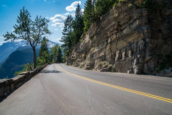Yazın Glacier Ulusal Parkı 'nda Sun Road' a gidiyorum. Araba yok.