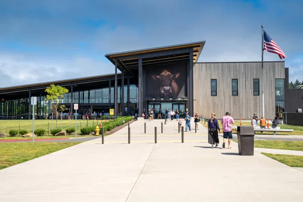 Tillamook, Oregon - 1 Ağustos 2020: Tillamook Süt Ürünleri 'ne Giriş, peynir tatma turları yapan ünlü bir fabrika ve ünlü dondurma ve peynir yemeklerini servis eden bir restoran