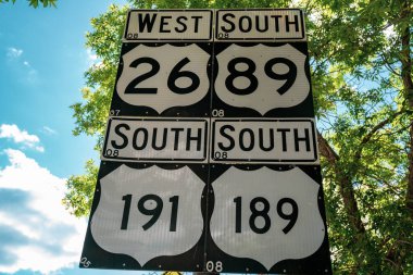 Jackson Wyoming 'den geçen Amerikan Karayolları için yol tabelaları - ABD 26, 89, 191 ve 189.