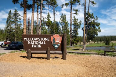 Wyoming, ABD - 27 Haziran 2020 Yellowstone Ulusal Parkı 'nın güney girişindeki hoş geldin tabelası