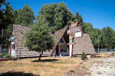 Chemult, Oregon - 3 Ağustos 2020 Terk edilmiş bir Holiday Village Motel ve RV Park için antika neon tabela