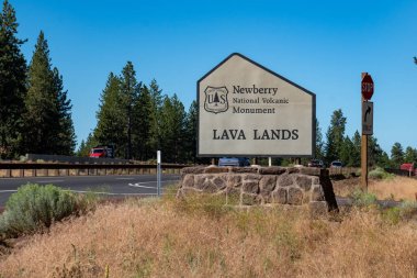 Oregon, ABD - 3 Ağustos 2020: Newberry Ulusal Volkanik Anıtı için İmza Lav Toprakları