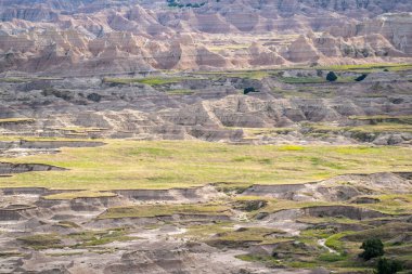 Güney Dakota 'daki Badlands Ulusal Parkı' nın renkli aşınmış tepeleri.