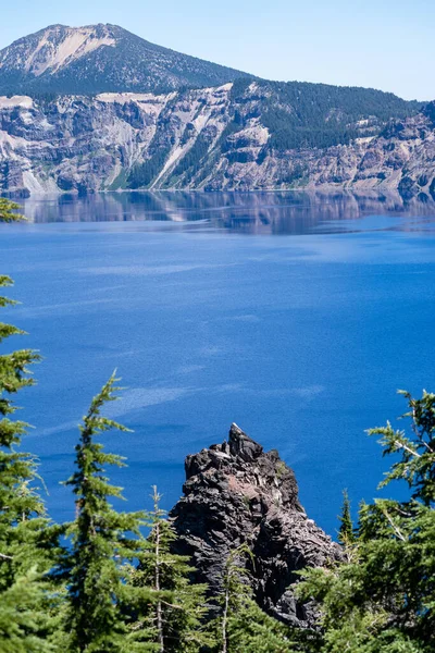 Portrétní Pohled Národní Park Kráterové Jezero Stromy Sopečnými Skalními Útvary — Stock fotografie