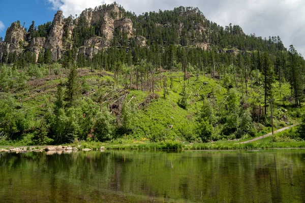 Spearfish Canyon Bendungan Tua Dengan Refleksi Pegunungan Perairan Tenang Sungai — Stok Foto