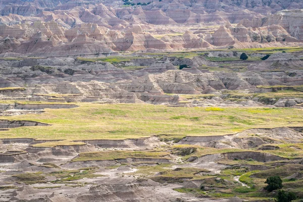 Güney Dakota 'daki Badlands Ulusal Parkı' nın renkli aşınmış tepeleri.