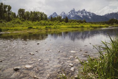 Schwabachers 'da bulutlu bir gün Grand Teton Ulusal Parkı' na iniyor.