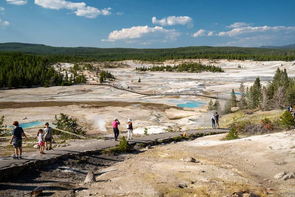 Wyoming Estados Unidos Julio 2020 Los Turistas Caminan Largo Las — Foto de Stock