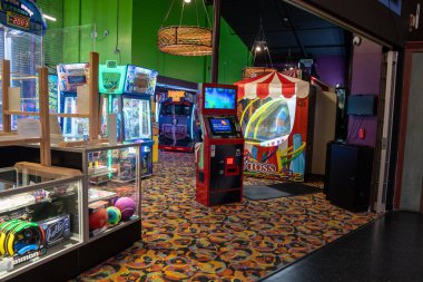 Seaside, Oregon - 31 Temmuz 2020 Sahil Atlıkarınca AVM 'sindeki antika bir atari salonunda oyunlar ve ödüllerle