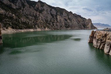 Cody Wyoming 'deki Buffalo Bill Barajı' nın Teal suyu.