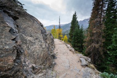 Colorado 'daki Zümrüt Gölü yürüyüş yolu (Rocky Dağı Ulusal Parkı' ndaki üç göle götürür)