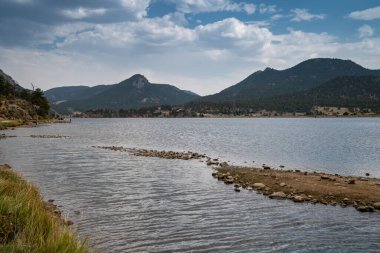 Büyük Thompson Nehri sonbaharda Colorado 'daki Estes Gölü Parkı' ndan geçiyor.