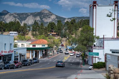 Estes Park, Colorado - 19 Eylül 2020: Rocky Dağı Ulusal Parkı 'nın dışındaki şehir merkezi manzarası