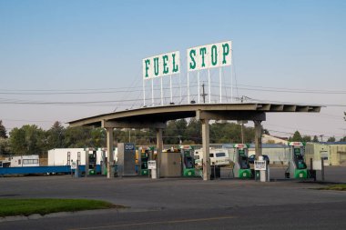 Idaho Şelalesi, Idaho - 22 Eylül 2020: Yakıt Durağı adında çatısı ilginç bir vintage tabelası olan bir Sinclair benzin istasyonu