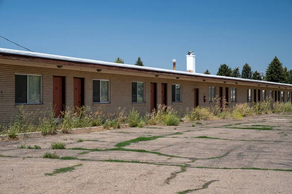 Viejo Abandonado Motel Estilo Cancha Autos Decae Bajo Sol Hierbas — Foto de Stock