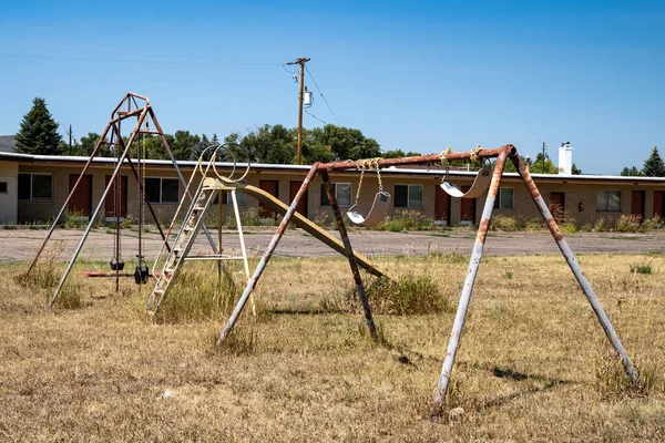 Equipo Juegos Oxidado Con Columpio Encuentra Patio Motel Abandonado —  Fotos de Stock