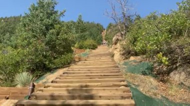 Colorado 'daki Manitou Incline yürüyüşünü oluşturan eski demiryolu bağlantıları. Uzaktaki yürüyüşçüler