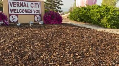 Vernal, Utah - 24 Eylül 2020 Vernal Utah 'ın ünlü pembe dinozor heykeliyle birlikte alacakaranlıkta çekildi. Yukarı doğru döndür
