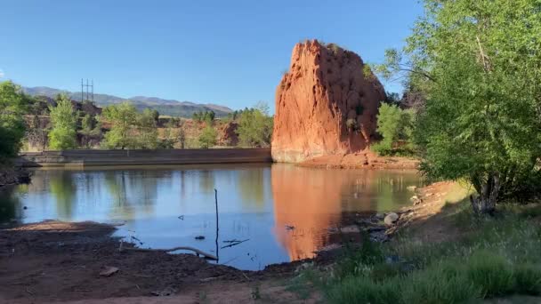 Kızıl Kayalıklardaki Göl Colorado Springs Yakınlarında Açık Alan Alacakaranlıkta Komutan — Stok video