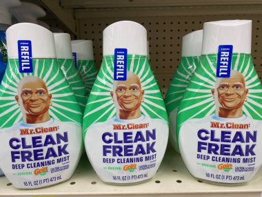 Maple Grove, Minnesota - 14 Eylül 2020: Mr. Clean marka temizlik manyağı derin sis şişeleri süpermarkette satışa sunuldu