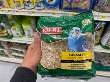 Maple Grove, Minnesota - 14 Eylül 2020: Hand, Kaytee kuş yemi forti-diet paketini elinde tutuyor