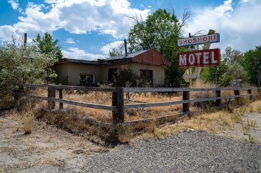 Shoshoni, Wyoming - 25 Temmuz 2020: Terk edilmiş Shoshoni Motel, Neon tabelası ile Central Wyoming çölünde çürüyor.