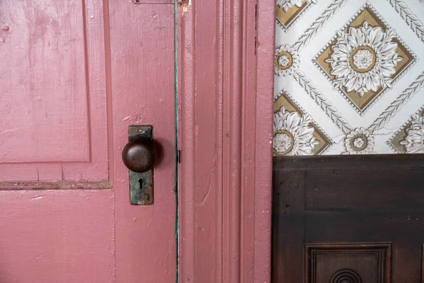Ροζ Πόρτα Πόμολο Δίπλα Τοίχο Ταπετσαρία Και Καρεκλάκι Παλιομοδίτικο Στυλ — Φωτογραφία Αρχείου