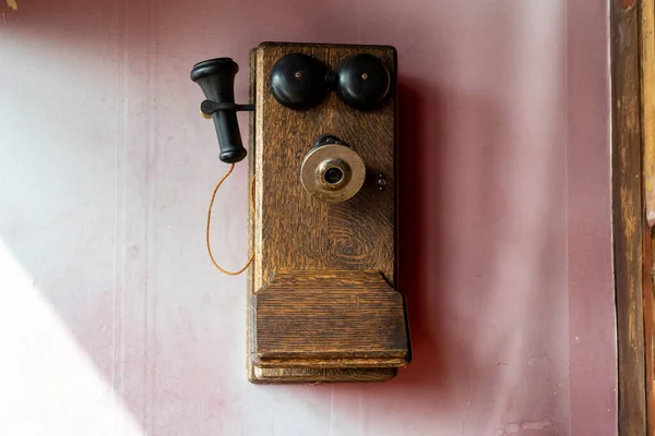 Los Auriculares Teléfono Antiguos Década 1900 Una Pared Fondo Rosa —  Fotos de Stock