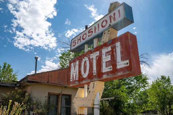 Shoshoni Wyoming Lipca 2020 Opuszczony Motel Shoshoni Swoim Neonem Stylu — Zdjęcie stockowe