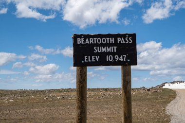 Beartooth Karayolu boyunca Beartooth Zirvesi tabelası
