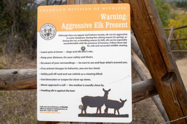 Estes Park, Colorado - 19 Eylül 2020: Colorado Vahşi Yaşam Bölümü tarafından asılan saldırgan geyik uyarısı