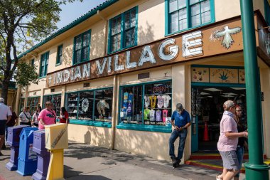 Estes Park, Colorado - 19 Eylül 2020: Estes Park şehir merkezindeki Indian Village hediyelik eşya dükkanının önünde tişört ve diğer hediyelik eşya satan