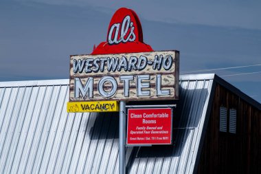Batı Yellowstone, Montana - 24 Eylül 2020: Turist kasabasındaki Als Westward Ho Moteli için Retro tabelası