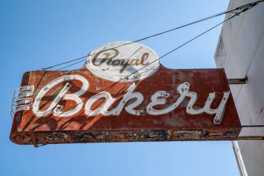 Montpelier, Idaho - 21 Eylül 2020: Şehir merkezindeki Kraliyet Fırını için Rustik, eski neon tabela