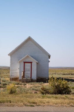 Eski, terk edilmiş, küçük bir bina, Wyoming kırsalında, Carter yakınlarında çekilmiş.