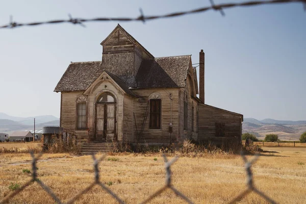 Ancienne Église Mormone Abandonnée Lds Encadrée Par Fil Barbelé Ovide — Photo