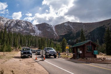 Colorado, ABD - 15 Eylül 2020: Pikes Tepesi zirvesinden inen tüm araçlar için fren kontrol alanı, dik dağ geçidinde güvenliği sağlar.