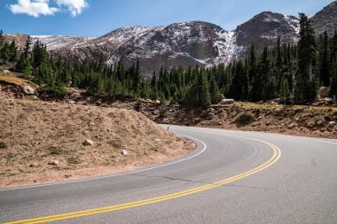 Pikes Tepesi 'ne giden yol, Colorado' da 14.000 feet yükseklikte bir dağ zirvesi, Amerika Dağı olarak bilinir.