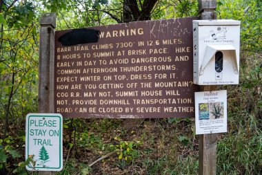 Manitou Springs, Colorado - 15 Eylül 2020: Barr Patikası patikasındaki uyarı levhası, Pikes Tepesi 'ne giden yürüyüşçüleri şiddetli hava koşulları konusunda uyardı