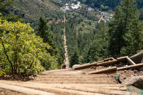 Manitou Springs, Colorado - 15 Eylül 2020: Colorado 'daki Manitou Incline yürüyüşünü oluşturan eski demiryolu bağlantıları. Yukarıdan aşağıya bakınca ne kadar dik olduğunu görüyoruz.