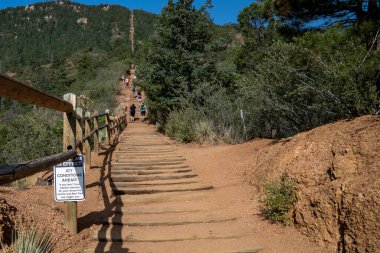 Manitou Springs, Colorado - 15 Eylül 2020: Colorado 'daki Manitou Incline yürüyüşünü oluşturan eski demiryolu bağlantıları. Uzaktaki yürüyüşçüler