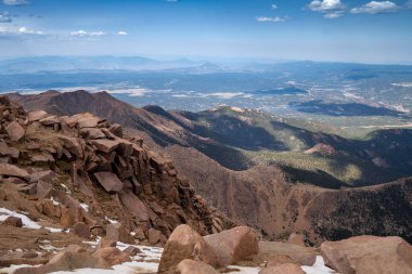 Colorado 'daki Pikes Zirvesi (Amerika Dağı) yüksekliği 14.000 feet' in üzerinde.