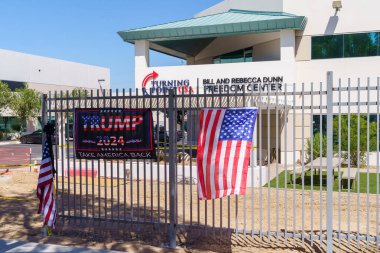 Phoenix, Arizona - 13 Eylül 2025: Charlie Kirk Anıtı, Turning Point ABD Genel Merkezi önünde, Utah 'taki Utah Valley Üniversitesi' nde yaptığı konuşmada vurularak öldürüldü.