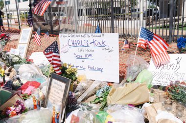 Phoenix, Arizona - 13 Eylül 2025: Charlie Kirk Anıtı, Turning Point ABD Genel Merkezi önünde, Utah 'taki Utah Valley Üniversitesi' nde yaptığı konuşmada vurularak öldürüldü.