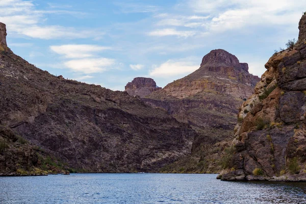 Arizona 'daki Tonto Ulusal Ormanı' nda Güzel Kanyon Gölü