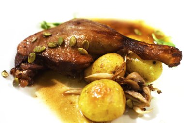 Ördek bacak kızartma patates ve sos ile.