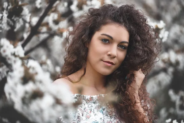 Bella Giovane Donna Giardino Primavera — Foto Stock